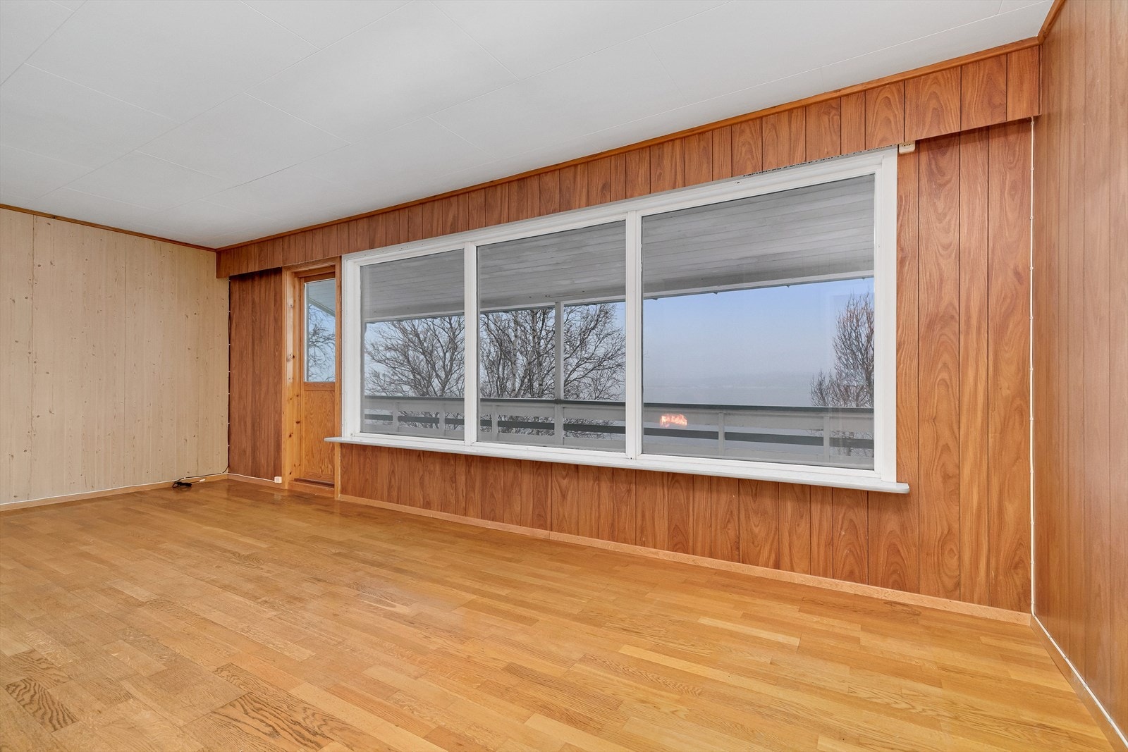 Fra stuen har du god oversikt mot Liland og Skogøya. Galleribilde