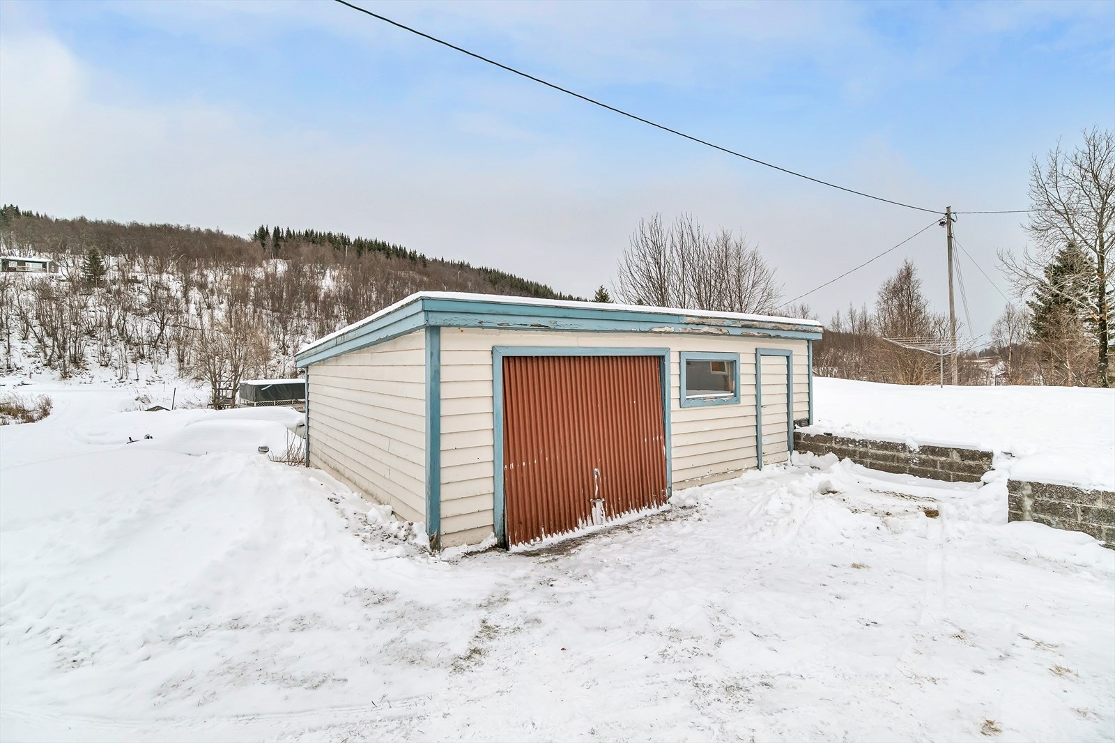 Garasjen er av eldre standard, og har renoveringsbehov. Galleribilde