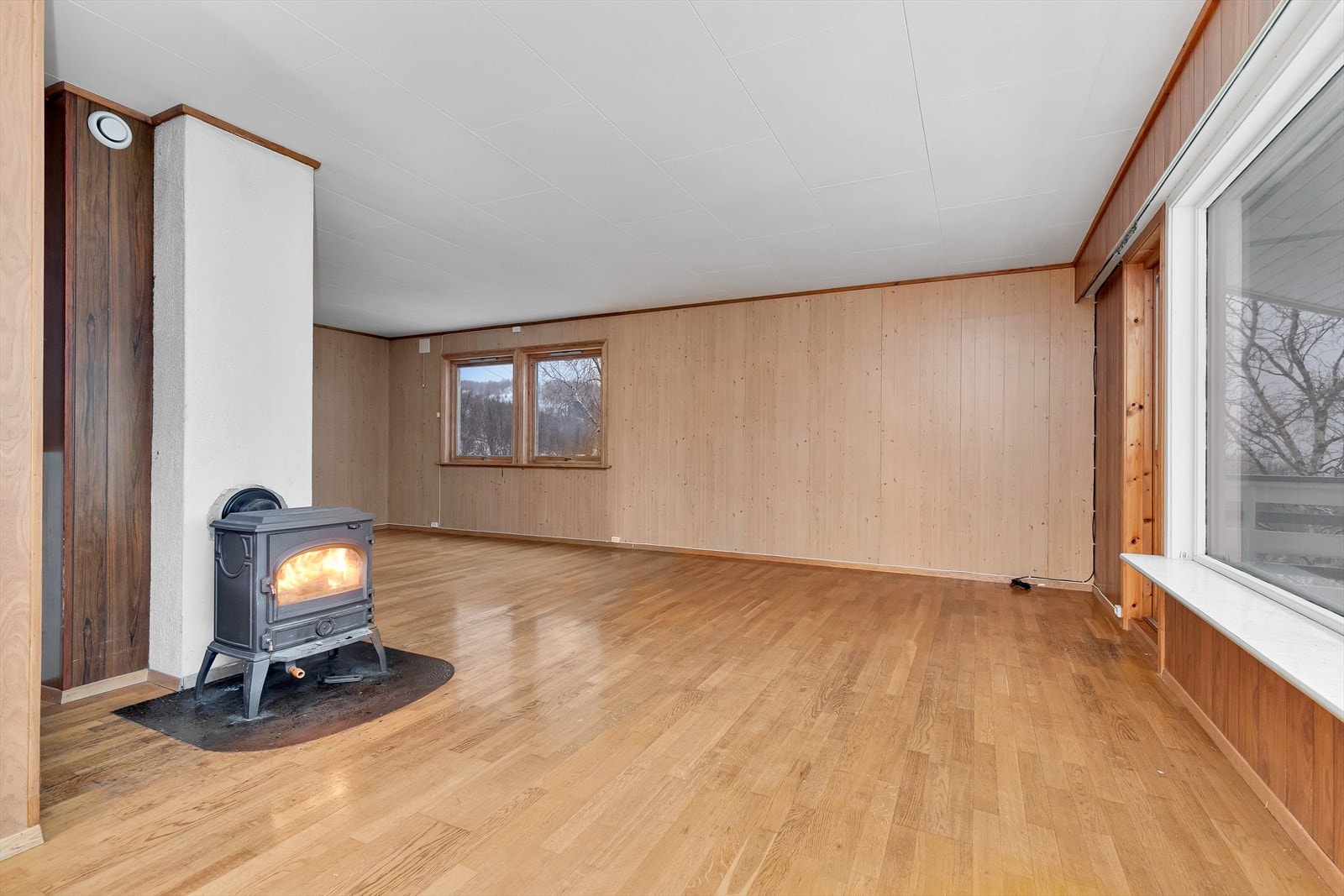 Det meste av byggteknisk materialer i huset er fra byggeår, så boligen kan ha godt av renovering. Galleribilde