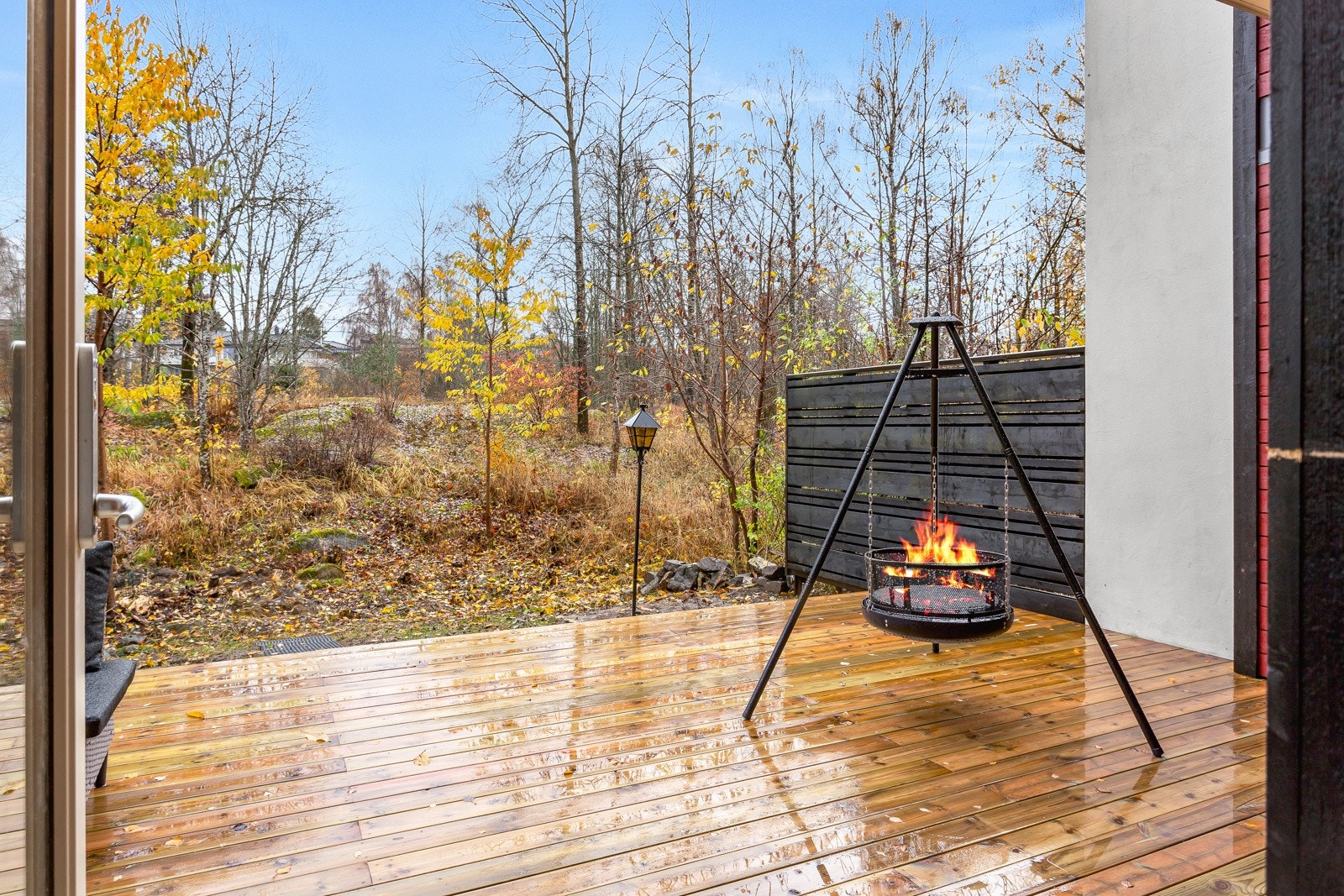 Uteplassen grenser mot idyllisk skogholt. Galleribilde