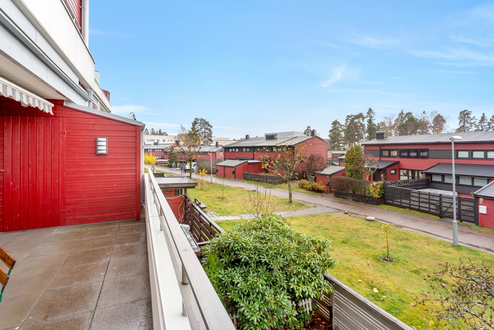 Hyggelig utsyn mot borettsarealets fellesareal. Galleribilde