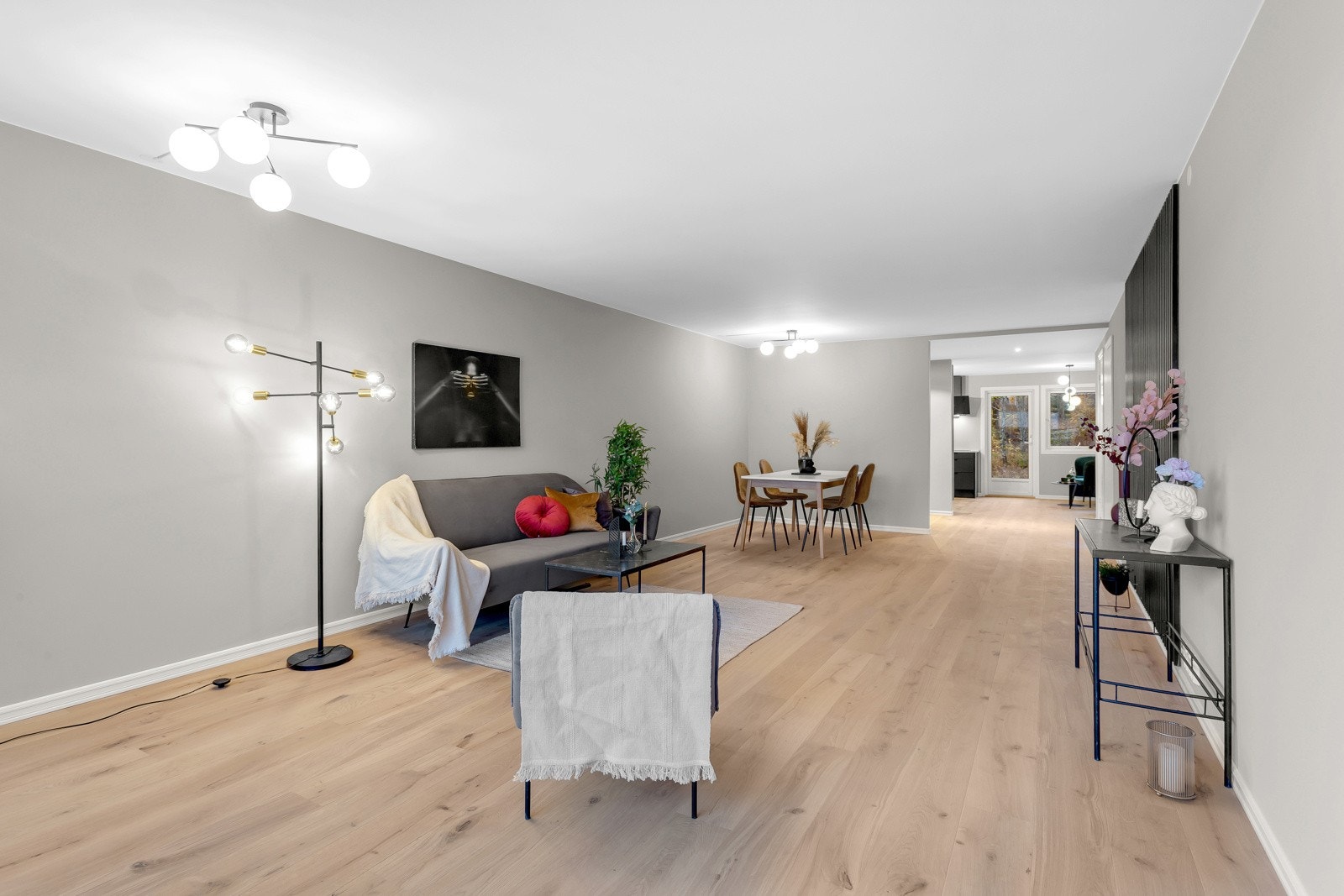 Det er god plass til å innrede med ønsket møblement, både med sofagruppe, bord og TV-møblement. Galleribilde