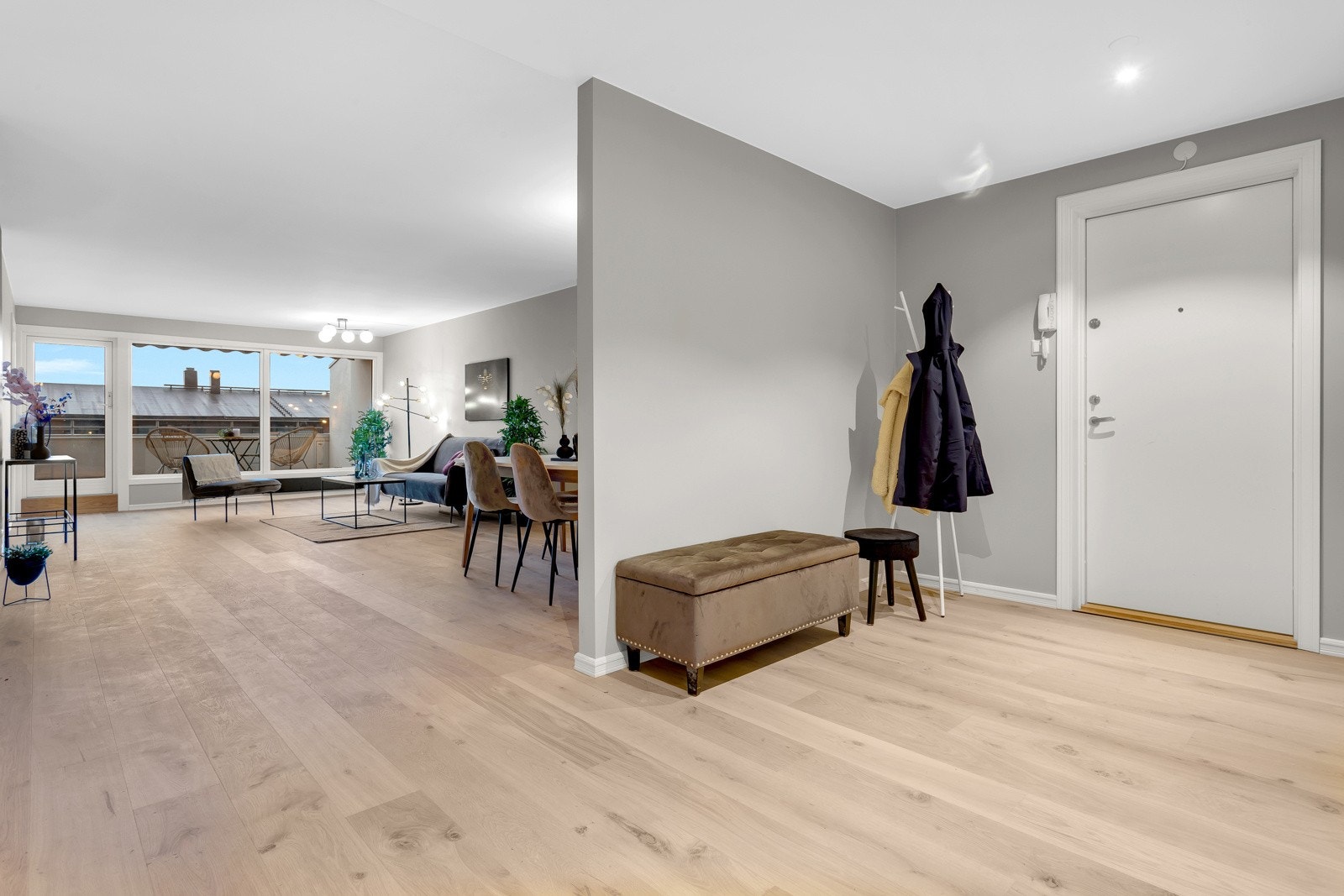 Bak inngangsdøren møtes du av en lys og innbydende leilighet. Galleribilde