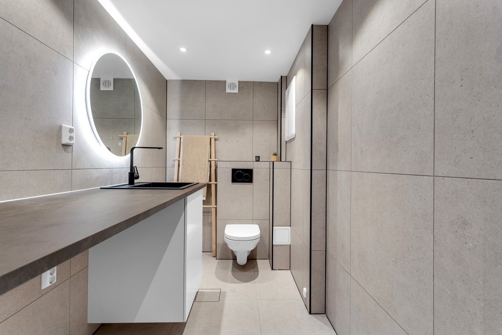 Vaskerom med toalett og varmekabler i gulvet. Galleribilde