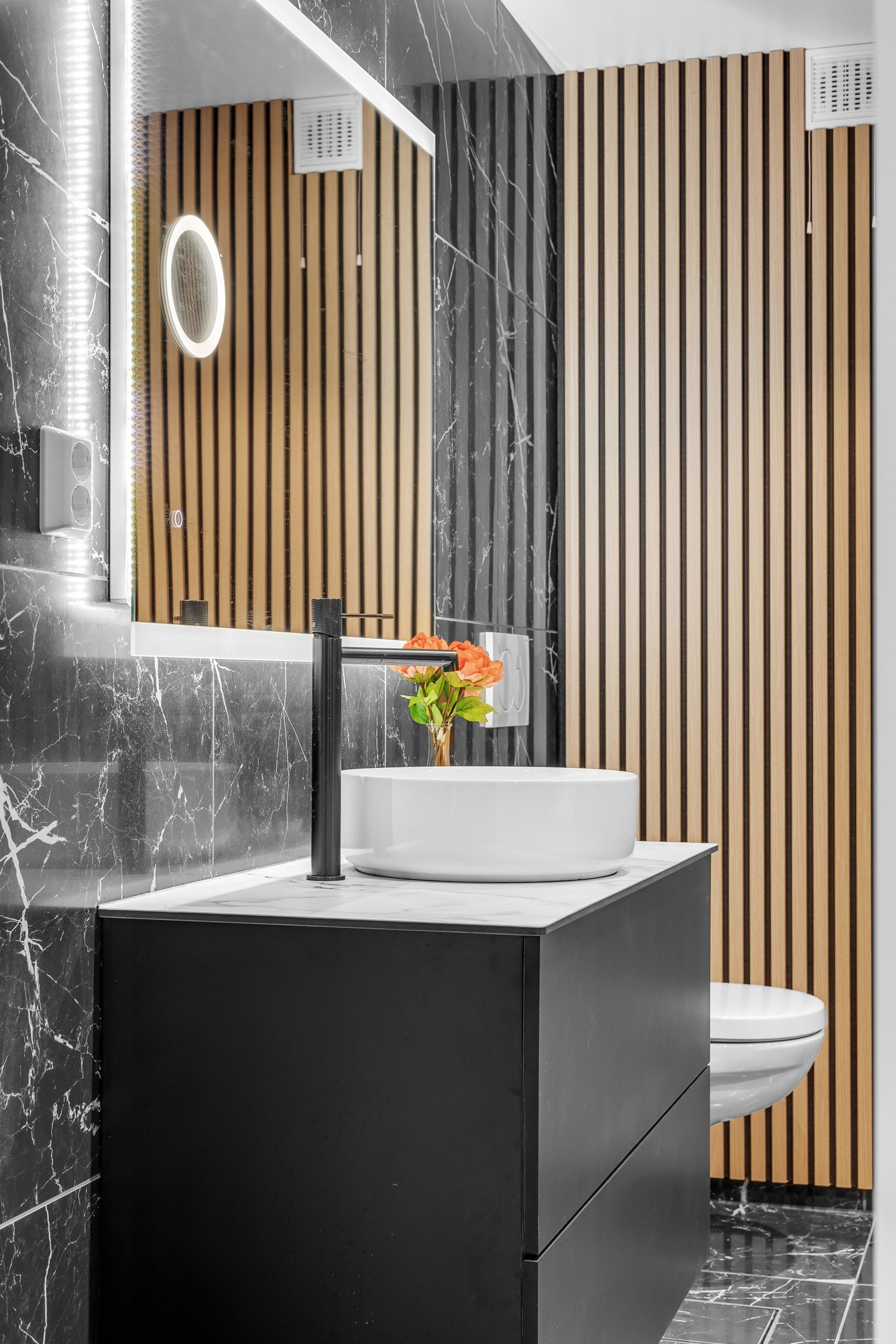 Legg spesielt merke til spileveggen, som gir en flott kontrast til flisene. Galleribilde