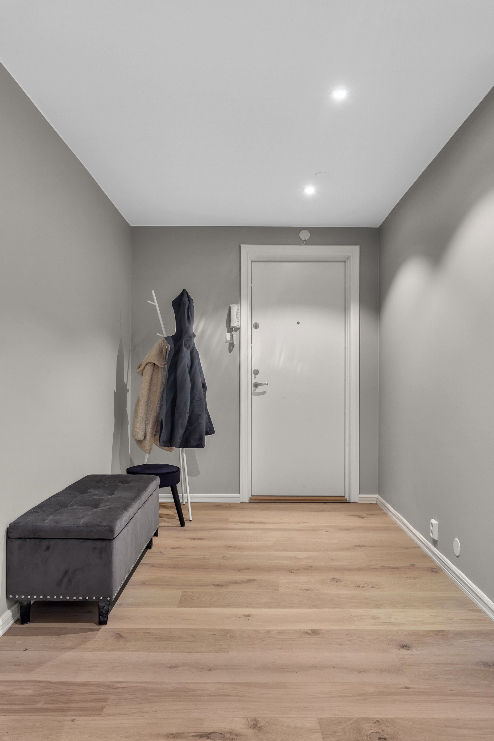 God plass til oppheng av yttertøyet. Rommet gir et godt førsteinntrykk av boligen. Galleribilde