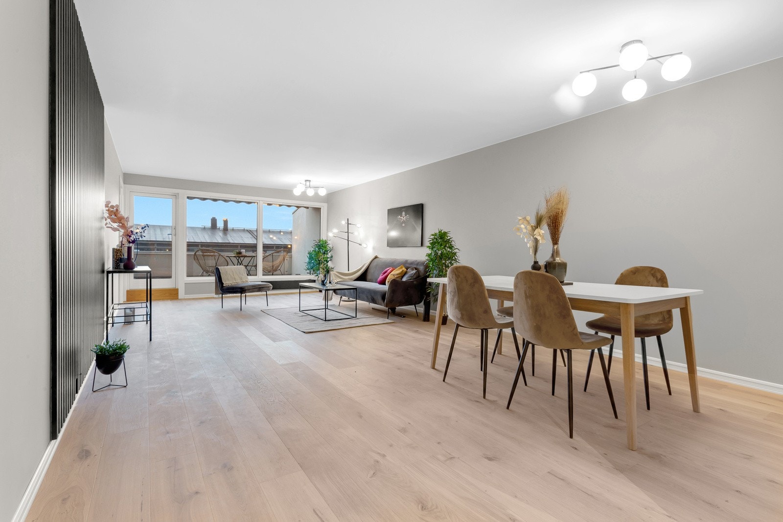 Fra stuen er det utgang til en stor terrasse på 13 m². Galleribilde