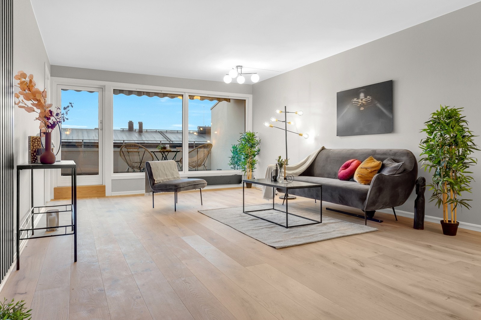 Stuen er lys og romslig med en god atmosfære. De store vindusflatene slipper inn rikelige mengder med naturlig lys. Galleribilde