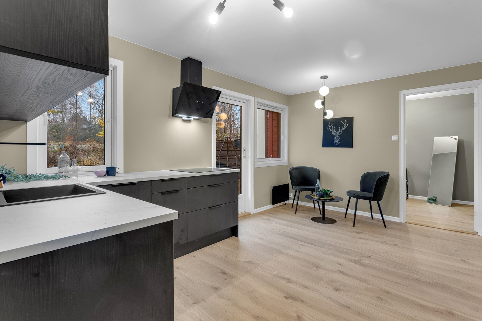 Det er rikelig med skap- og benkeplass til oppbevaring og matlagning. Galleribilde