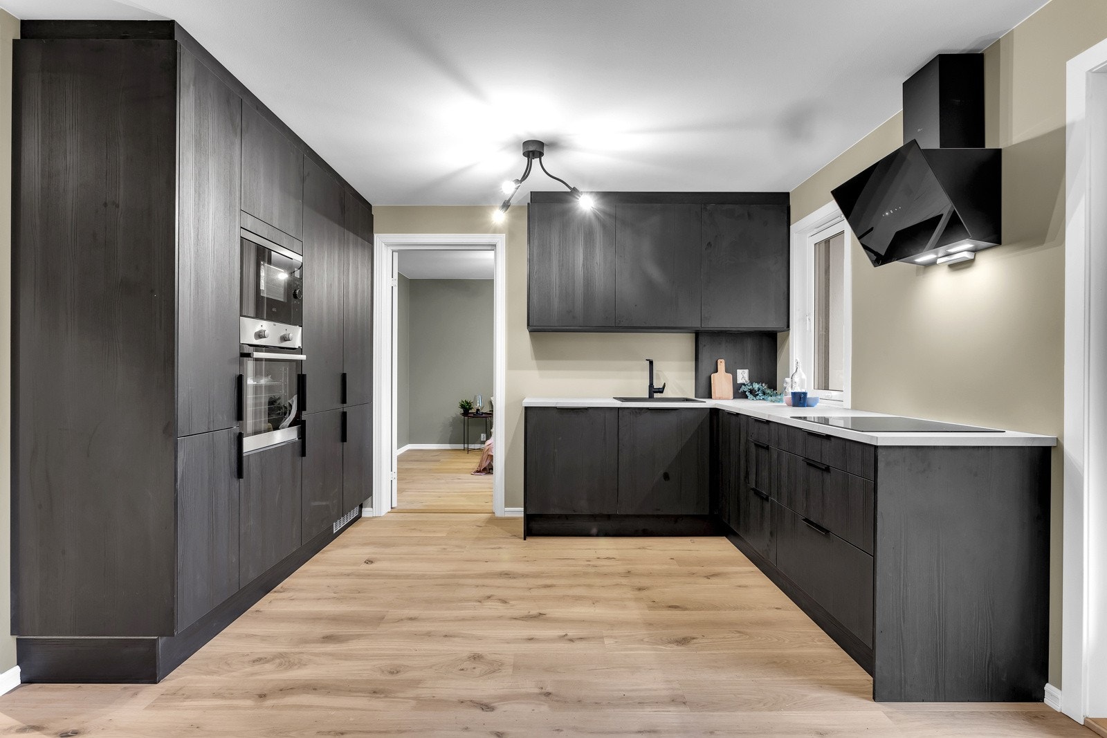 Her ligger alt til rette for å tilberede et hvert måltid. Kjøkkenet har slette fronter, laminerte benkeplater, komposittvask med 1- greps blandebatteri, samt ventilator med kullfilter. Galleribilde