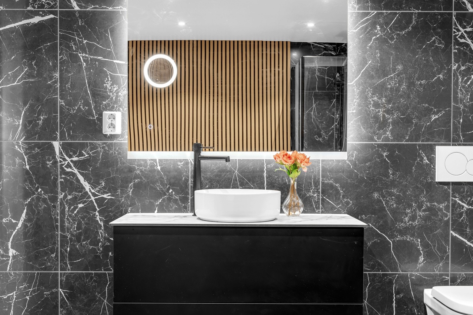 Belysning bak speilet. Galleribilde