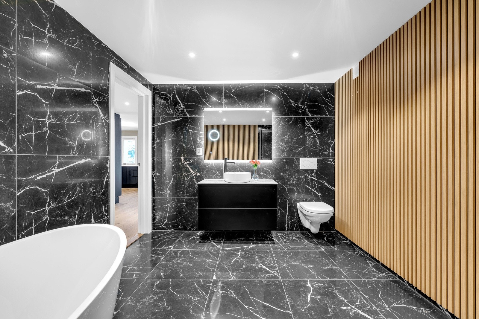 Badet har for øvrig servant i skap, speil med belysning og vegghengt toalett. Galleribilde