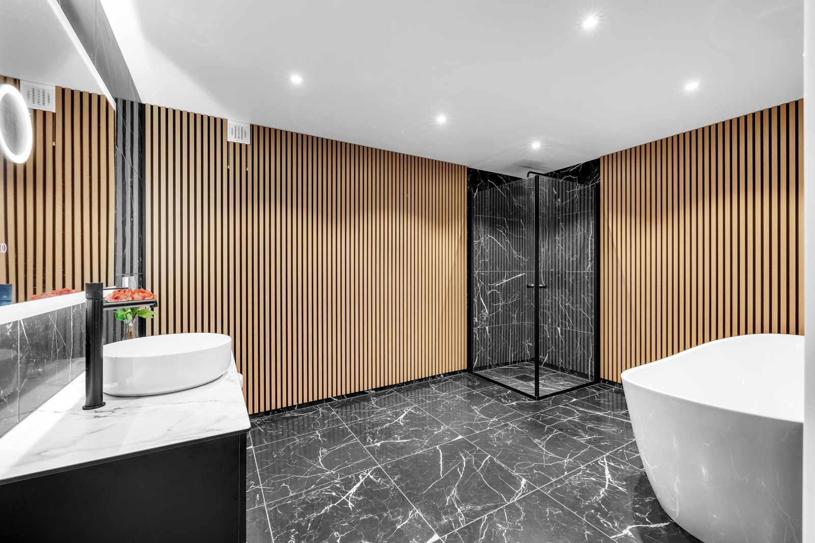 Flislagt bad med varmekabler i gulvet. Galleribilde