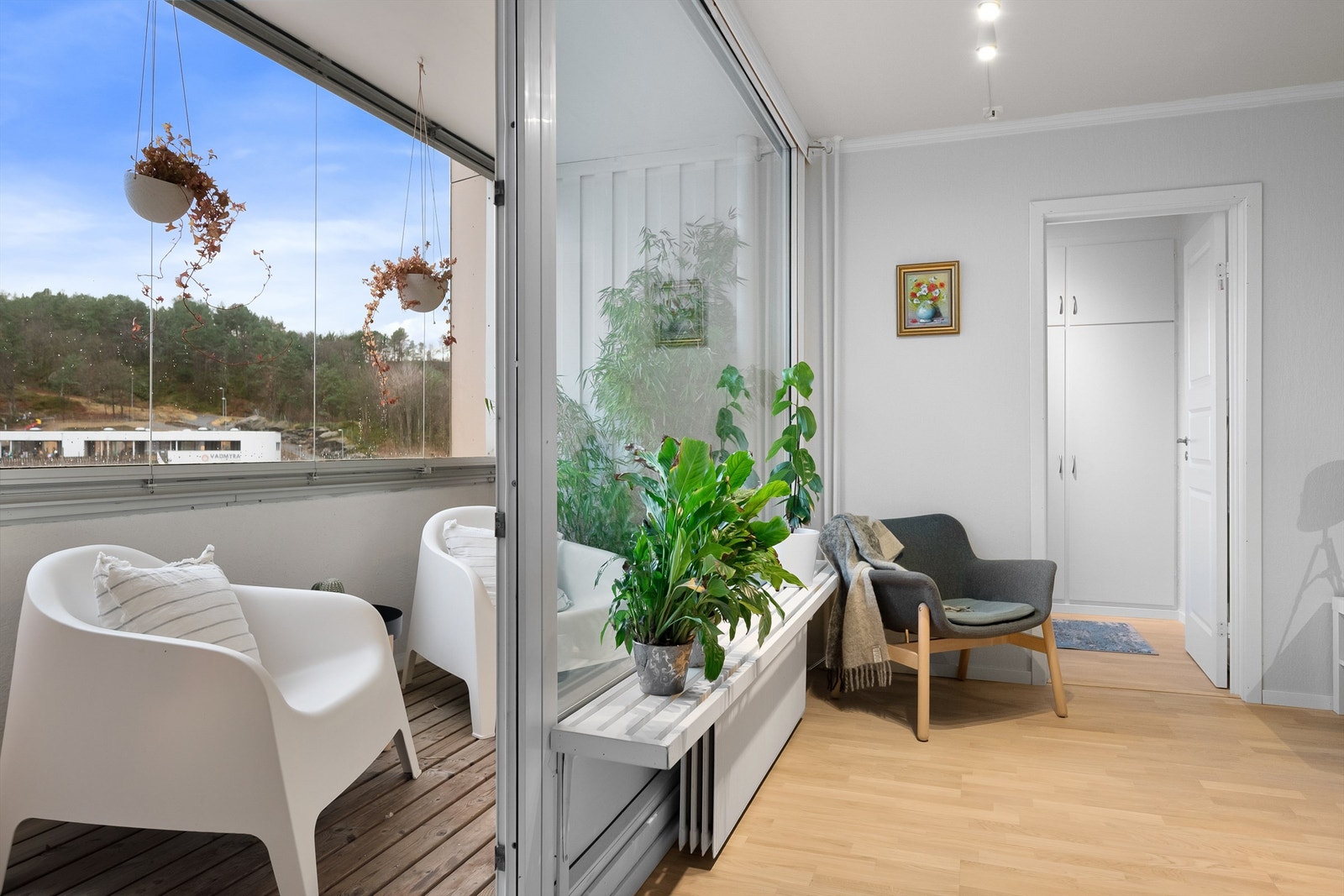 Leiligheten har innglasset balkong som gir en forlengelse av stuen. I Vestre Borettslag har du varmtvann og sentralvarme inkludert. Praktisk i en tid med dyr strøm. Galleribilde