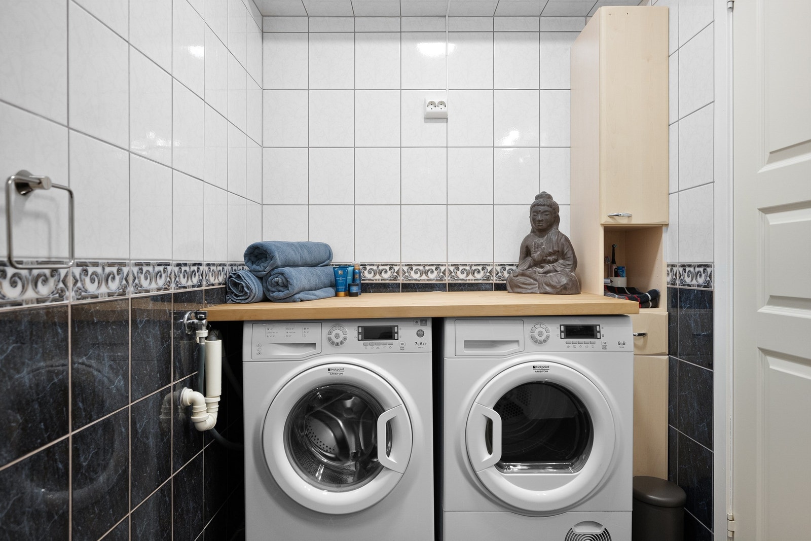 På badet er laget til med egen plass til vaskemaskin og tørketrommel. Galleribilde