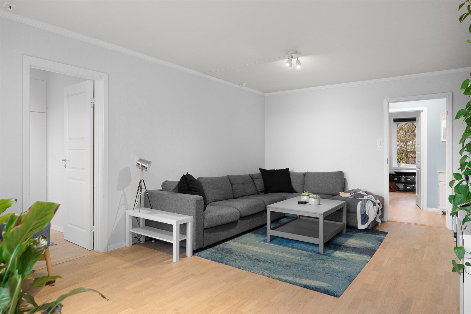 Lys og innbydende stue. Legg merke til den flotte parketten som er gjennomgående i leiligheten. Galleribilde