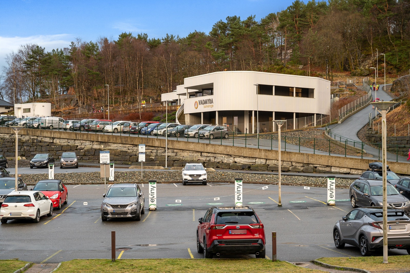 Vadmyra barnehage, butikk og busstopp finner du få minutters gange fra leiligheten. Galleribilde