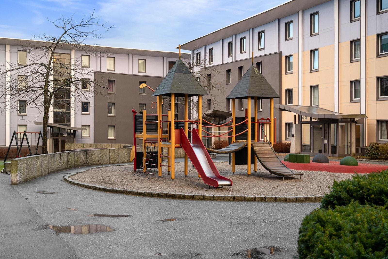 Lekeplass på fellesområde. Galleribilde