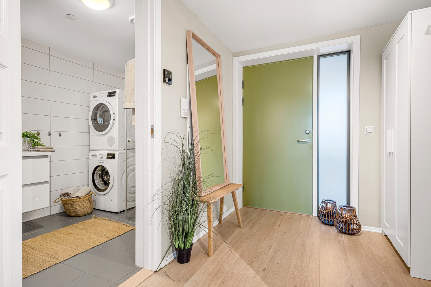 Gang og inngangsparti. God oppbevaringsplass i garderobeskap til høyre i bildet. Galleribilde