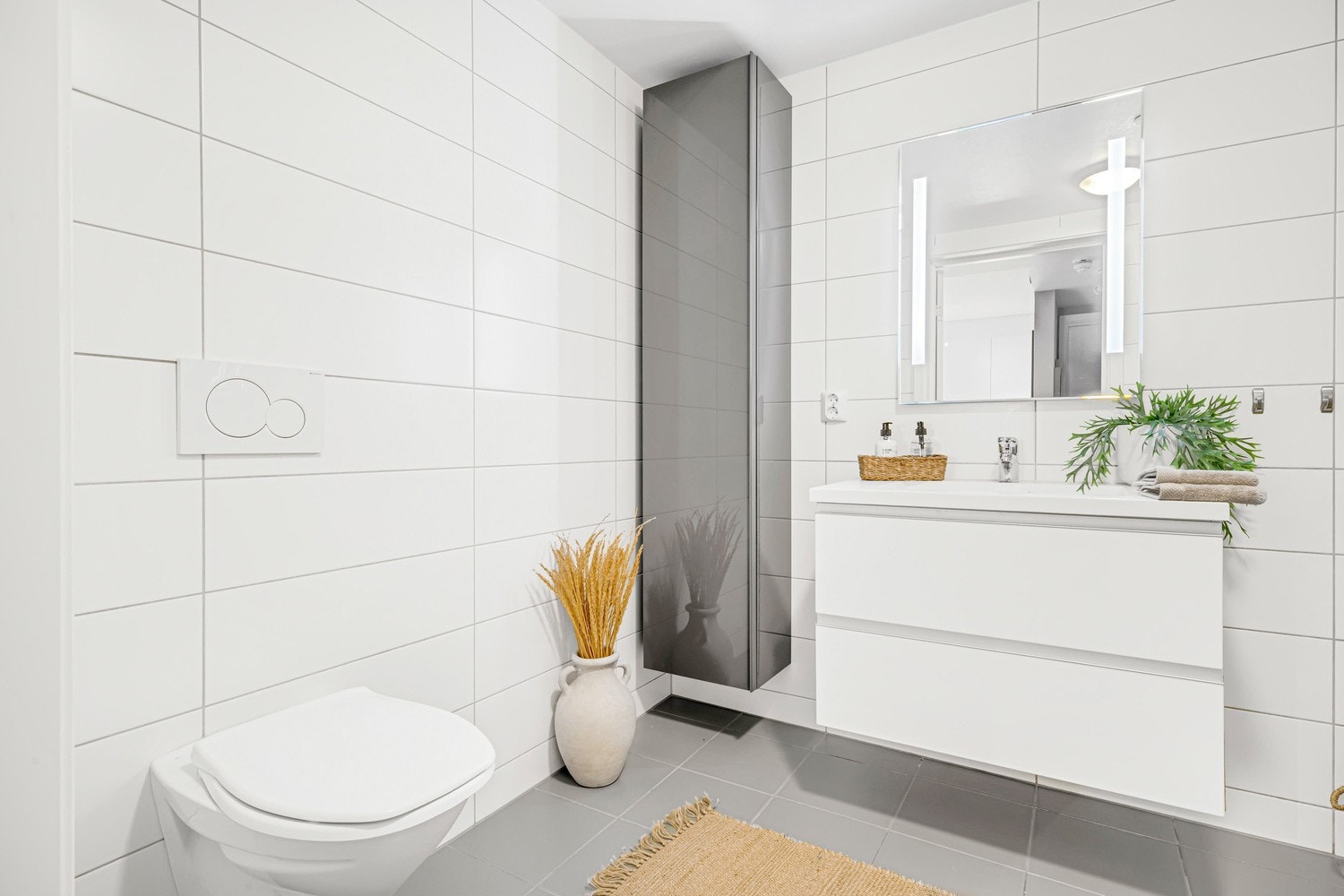 Vegghengt WC og ekstra lagring i høyskap. Galleribilde