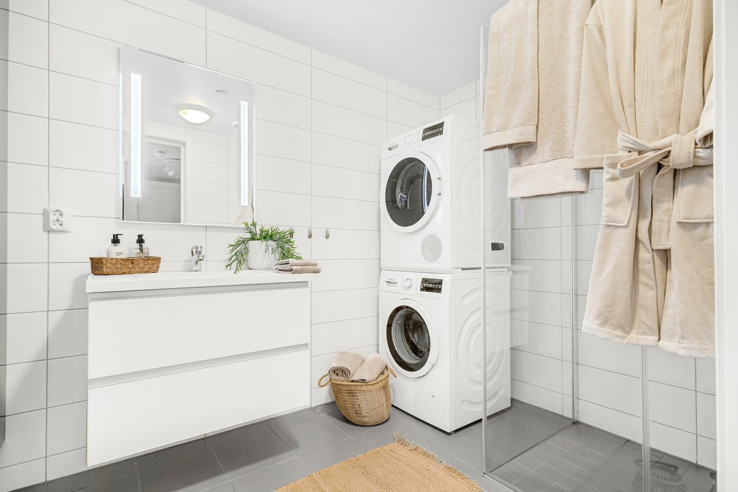 Lekkert bad på 5,5 kvm med flislagte flater og varme i gulv. Dusjhjørne og opplegg for vaskemaskin. Galleribilde