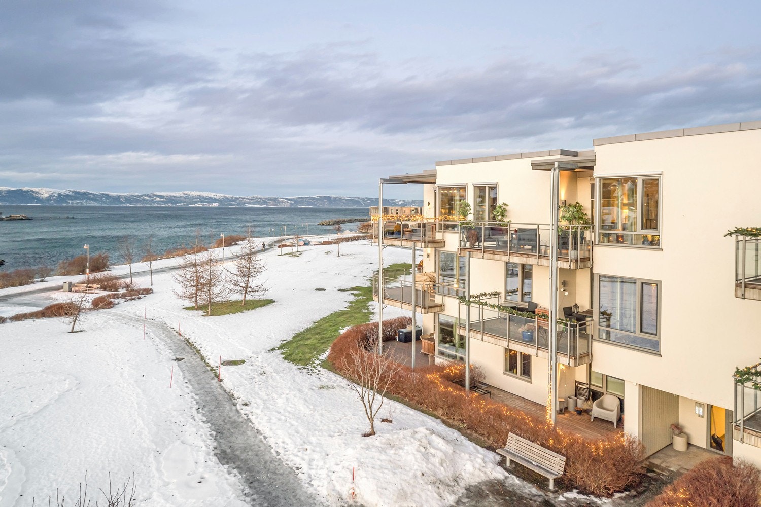 EiendomsMegler 1 v/Frank Robert Bae har gleden av å presentere en nydelig 2-roms toppleilighet på Grilstad Marina Galleribilde