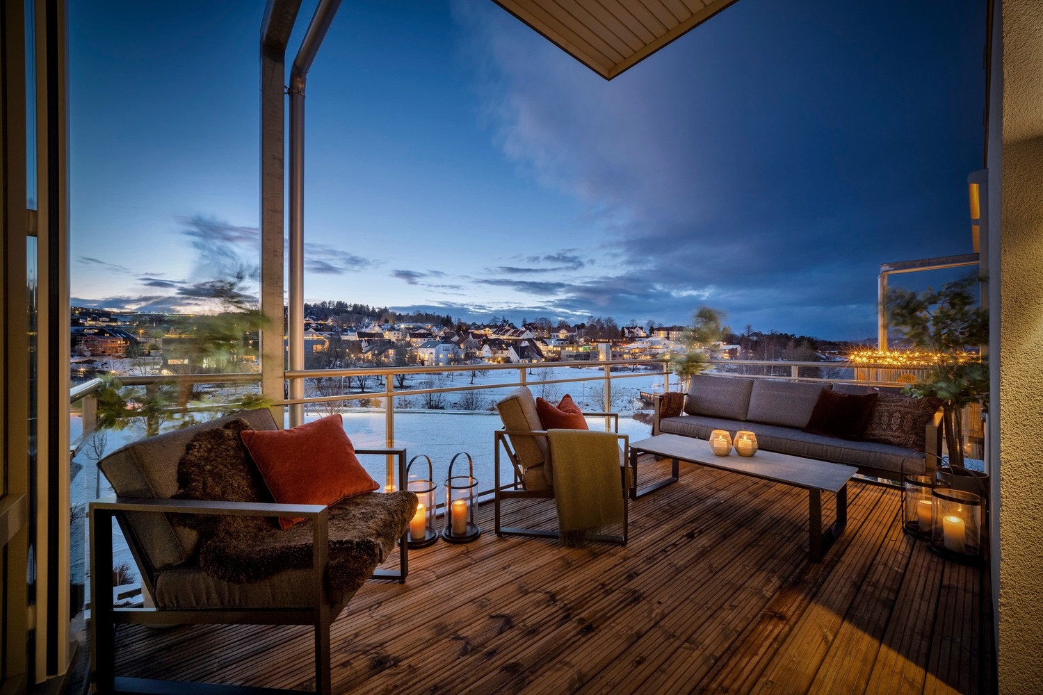 Balkongen er på 13 kvm, og man har god plass til utemøblement og grill e.l. Galleribilde