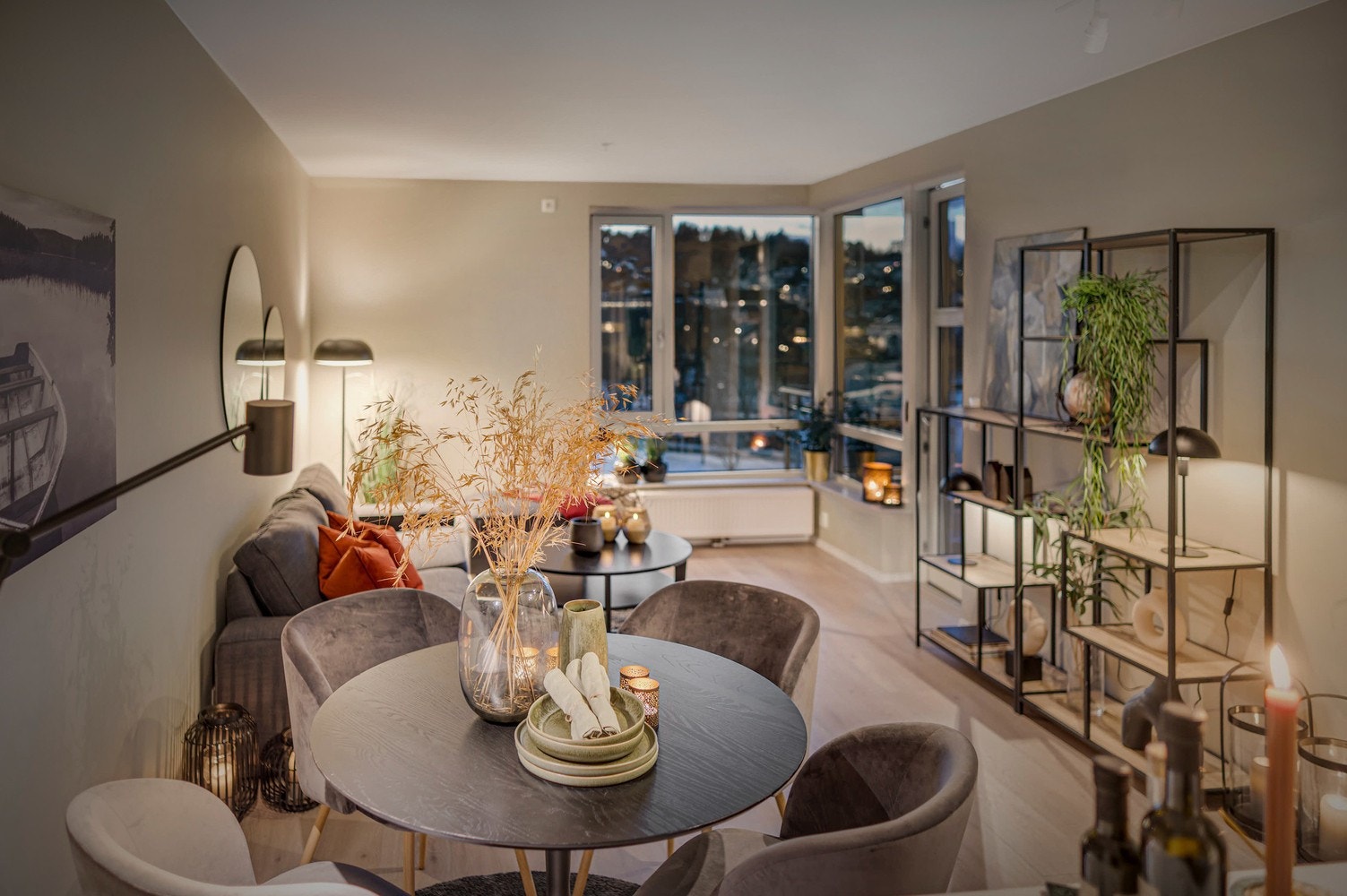 Leiligheten ble oppmalt i 2022/23, og nye 1-stavs gulv ble lagt i 2021. Galleribilde