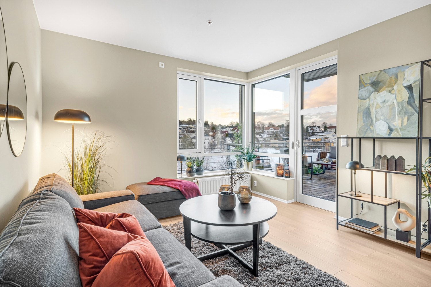 Store vindusflater bidrar til et godt lysinnslipp som sammen med en god takhøyde og plassering i byggets øverste etasje bidrar til leilighetens lette og luftige atmosfære. Galleribilde