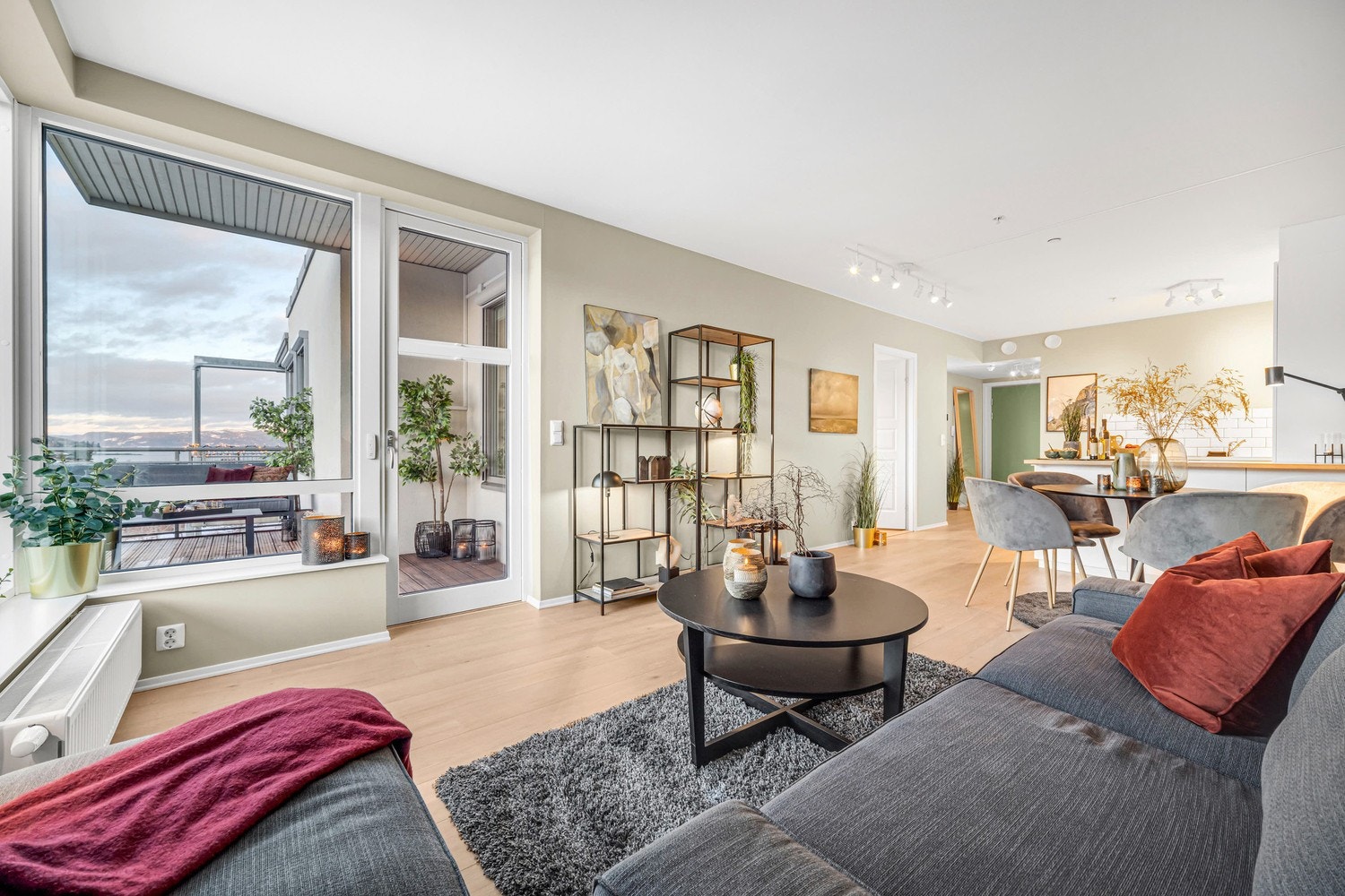 Fra sofaen har man en herlig utsikt mot fjorden og Fosenalpene. Galleribilde