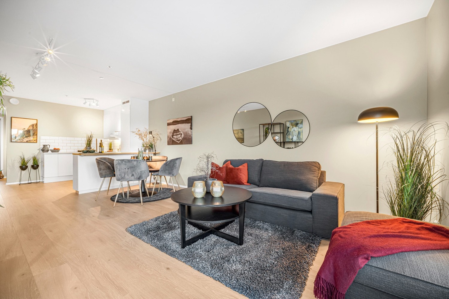 Den åpne løsningen bidrar til økt romfølelse. De lave felleskostnadene inkl. bl.a fjernvarme/oppvarming og kabel-TV/internett. Galleribilde