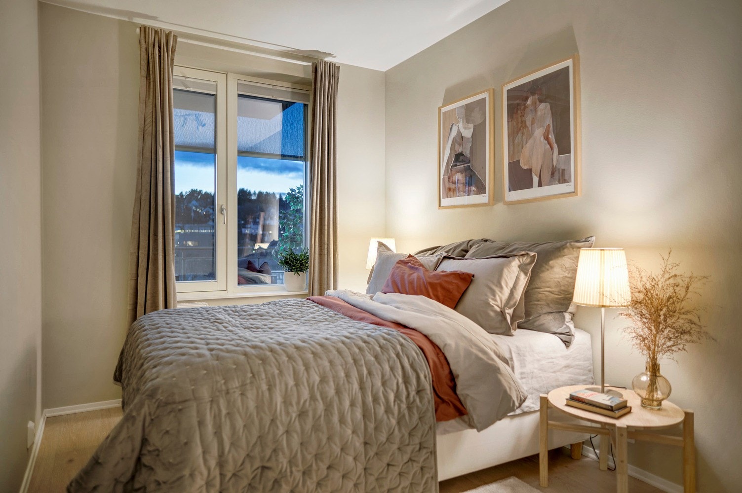 På soverommet er det montert lystette plisségardinger fra 2020. Galleribilde