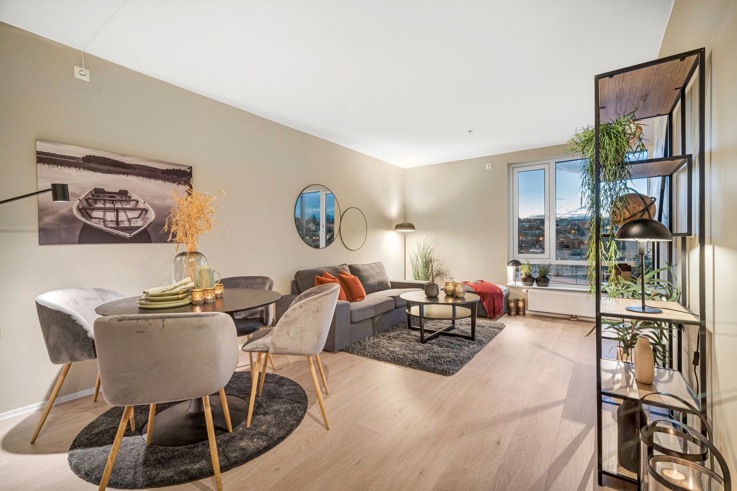 Bygget sto ferdigstilt så sent som i 2013 og leiligheten har en praktisk planløsning som strekker seg over 58 kvm. Galleribilde