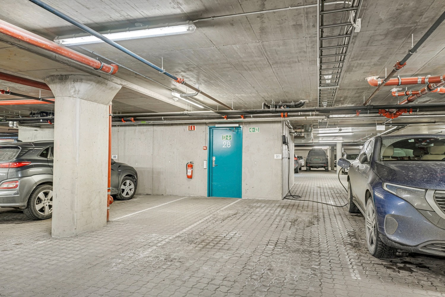 Parkeringskjeller. Det er i heis i bygget. Galleribilde