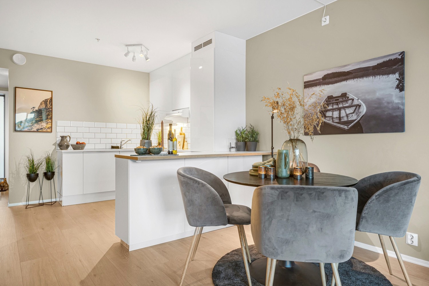 Med sine 58 kvm får man god plass til også et spisebord på stue. Galleribilde