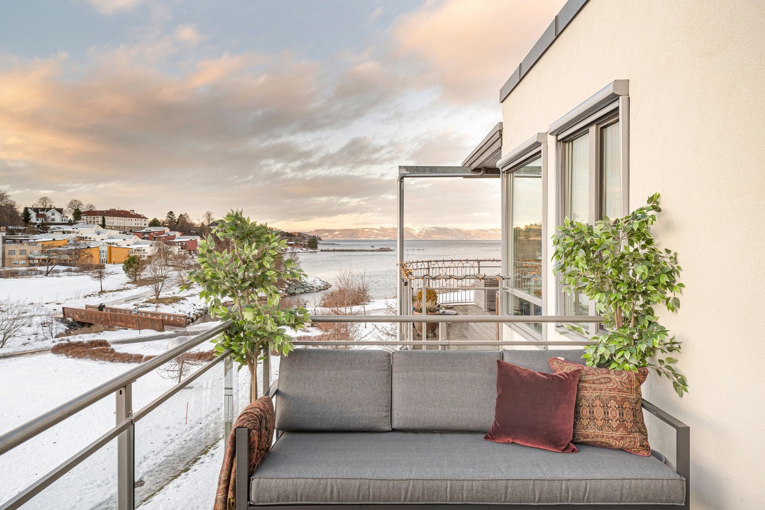 Leilighetens beliggenhet må sies å være en av de bedre; her ligger man på enden av feltet omkranset av store grøntområder og med en fin fjordutsikt. Galleribilde