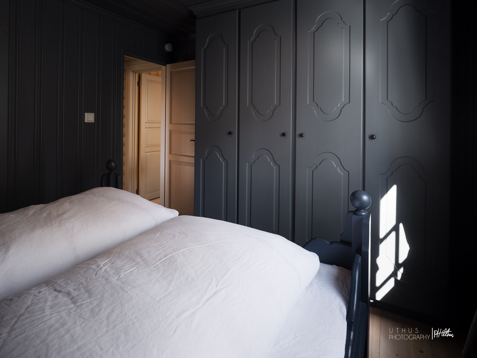 Flere av soverommene har også plassbygde skap, nattbord og kommoder. Galleribilde