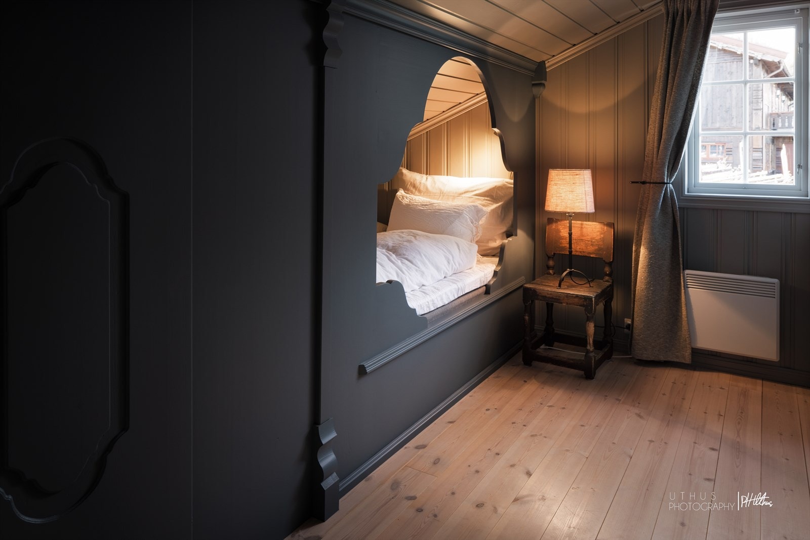 Tre av soverommene i 2. etg. har plassbygde senger med praktiske innbygde skap, mens det siste har frittstående enkeltseng. Galleribilde