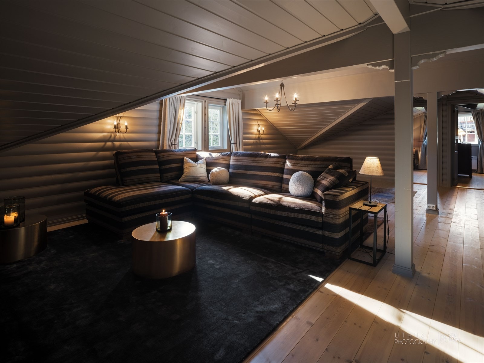 Andre etasje er svært romslig med Tv-stue, 4 soverom og hems. Galleribilde