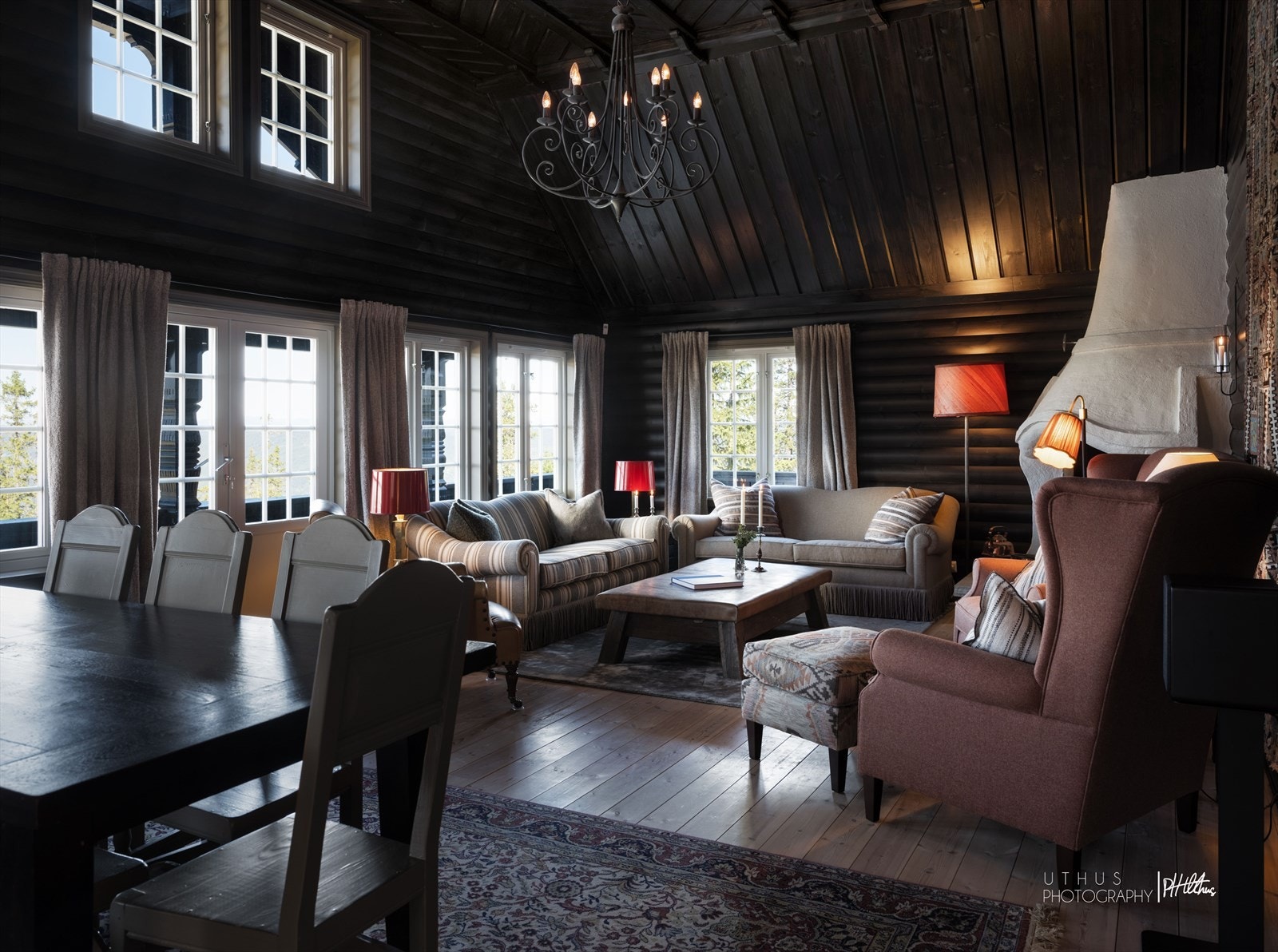 Stuen er over 40 kvm med 8 meters vindusflate ut mot nydelig panorama utsikt over dalen og fjellkjedene. Galleribilde