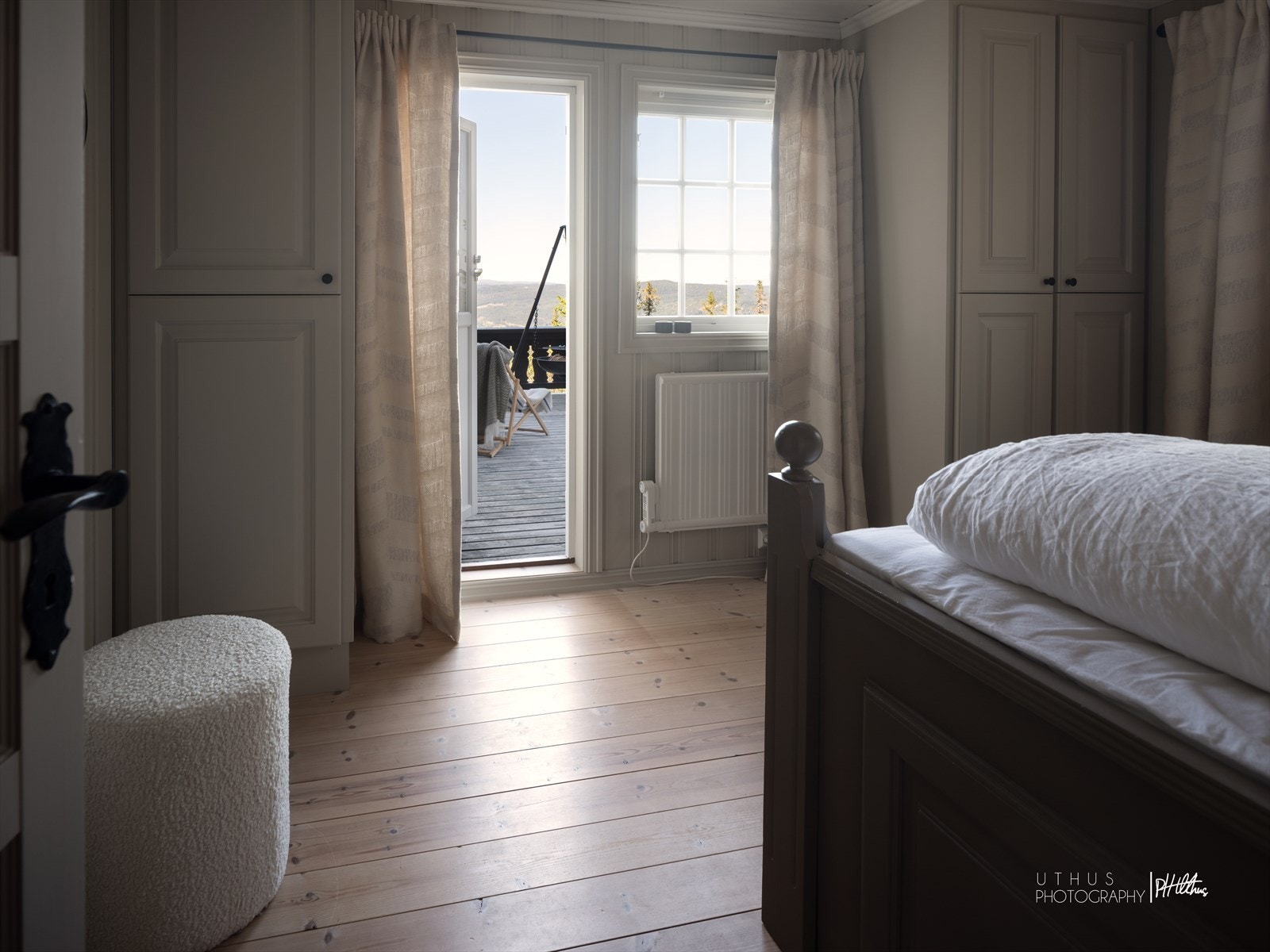 "Master-bedroom" med plassbygde skap og utgang til terrasse. Galleribilde