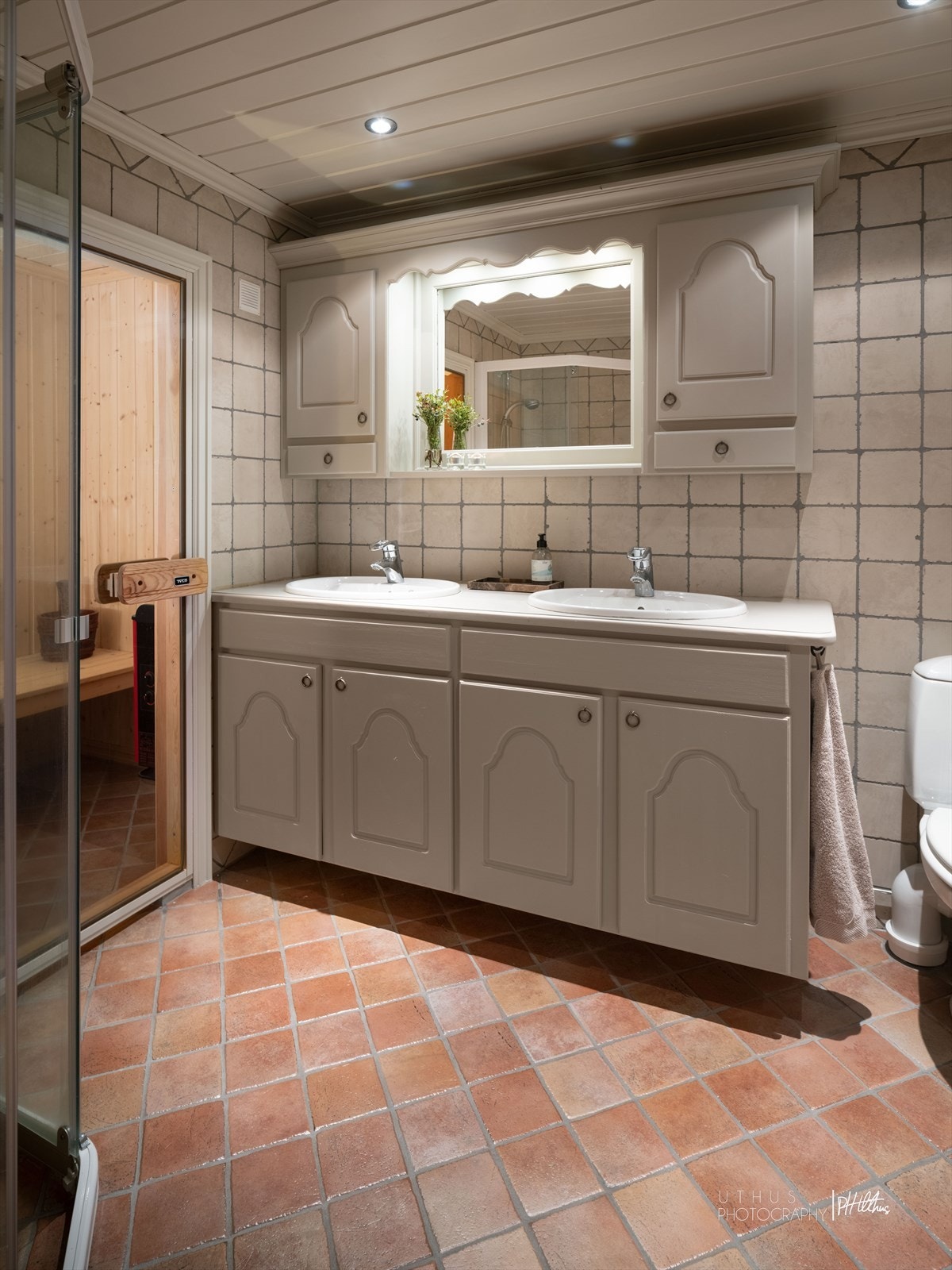 Det er totalt 2 fullverdige bad i hytta. Badene har dusjhjørner, toalett og pene servantinnredninger fra lokal møbelsnekker. Galleribilde