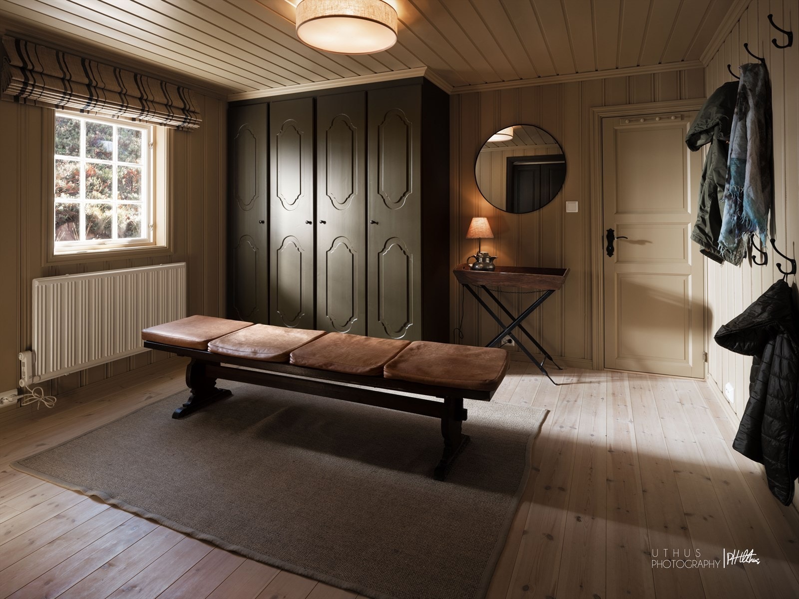 Fra entreen kommer du inn i et praktisk omkledningsrom med god plass. Galleribilde