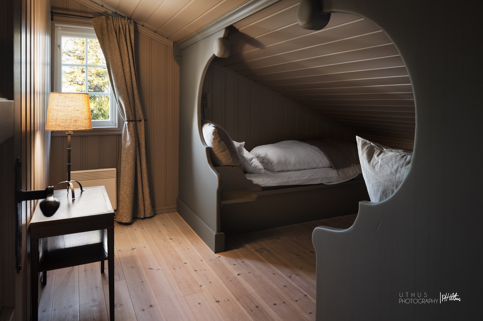 Soverom med to plassbygde enkeltsenger. Galleribilde