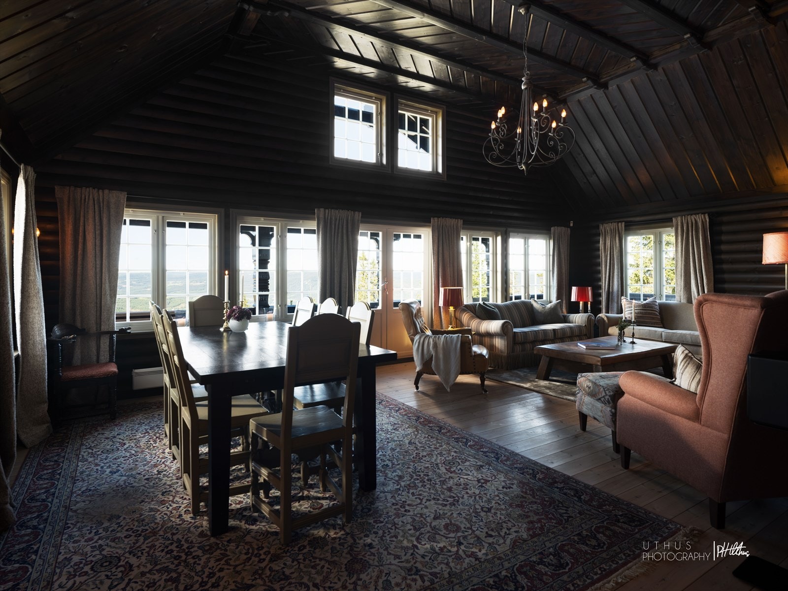 Stua er svært romslig og har mange møbleringsmuligheter med utgang til terrasse. Galleribilde