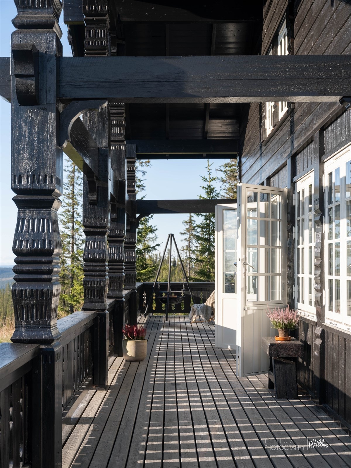 Stor terrasse, delvis takoverbygget. Utgang fra både stue og "master-bedroom". Galleribilde