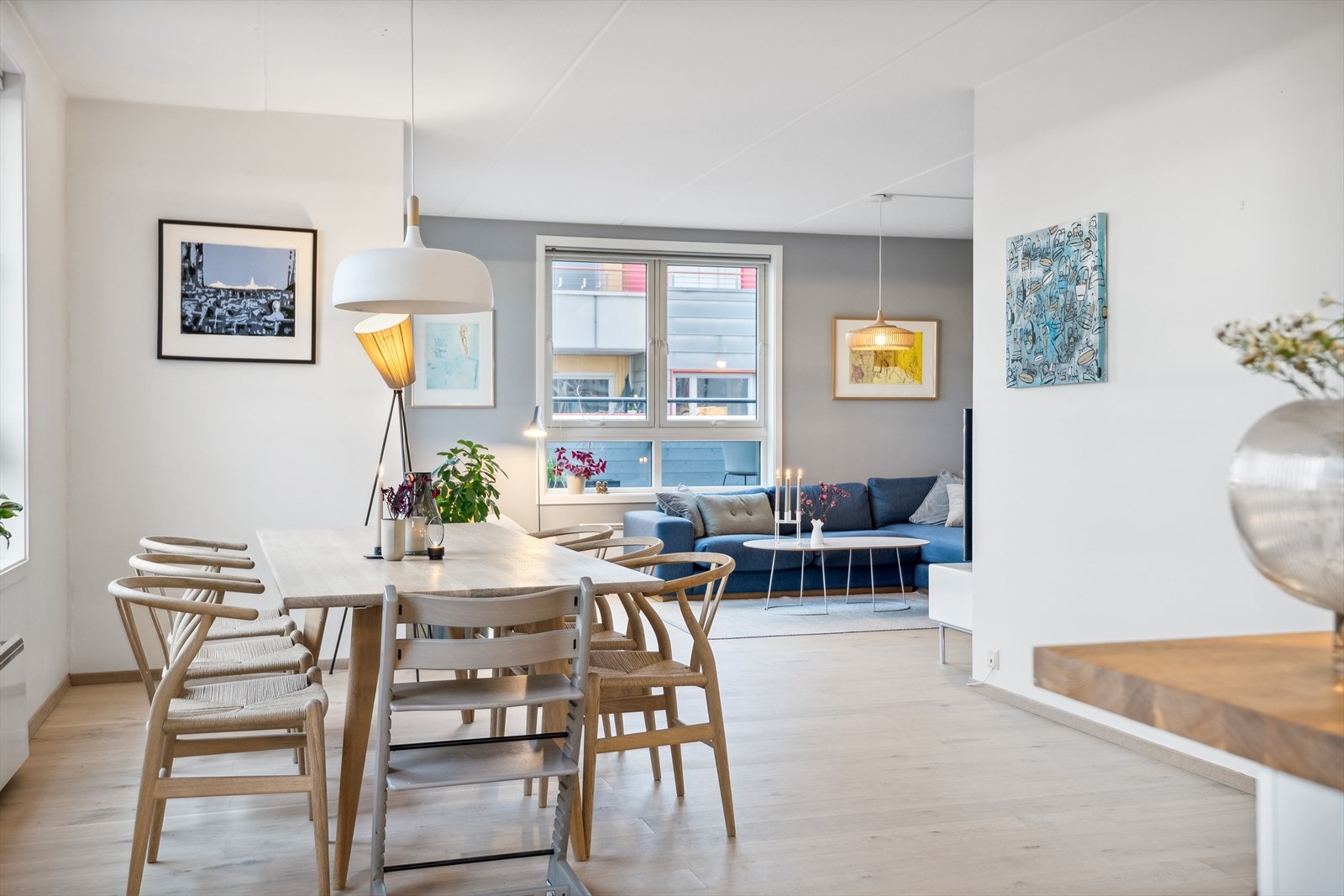 Leiligheten har god plass til spisestuemøblement. Galleribilde