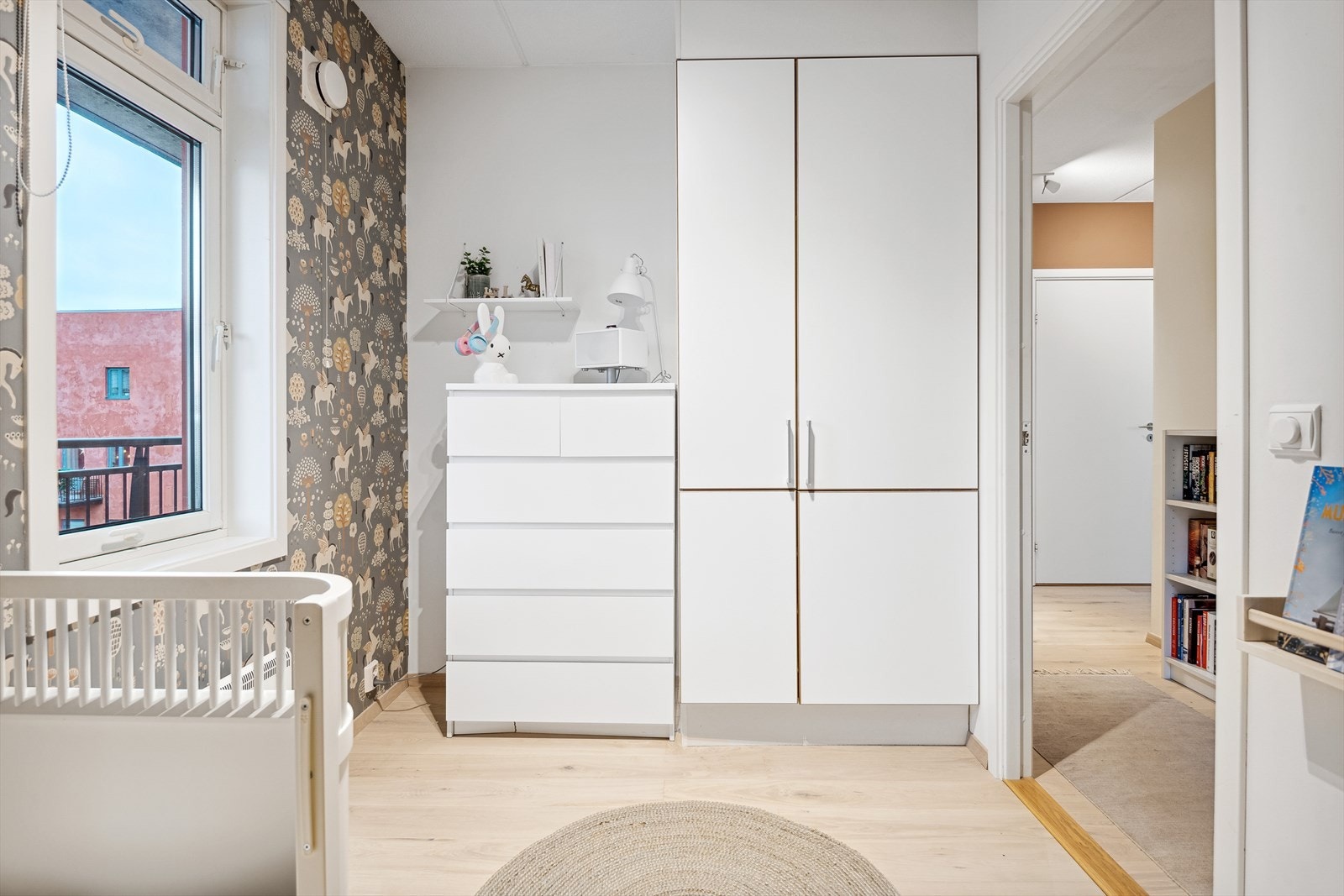 Alle soverommene er utstyrt med garderobeskap. Galleribilde