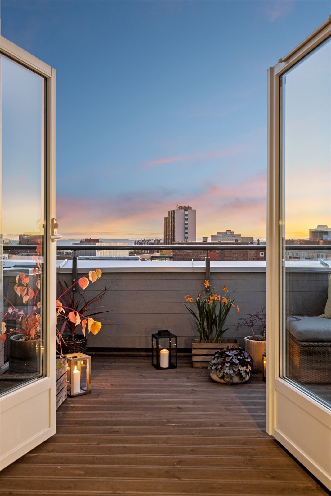 Renoveringen omfattet skifte av kledning på vegg og rekkverk, nytt terrassegulv og maling av overflater. Galleribilde