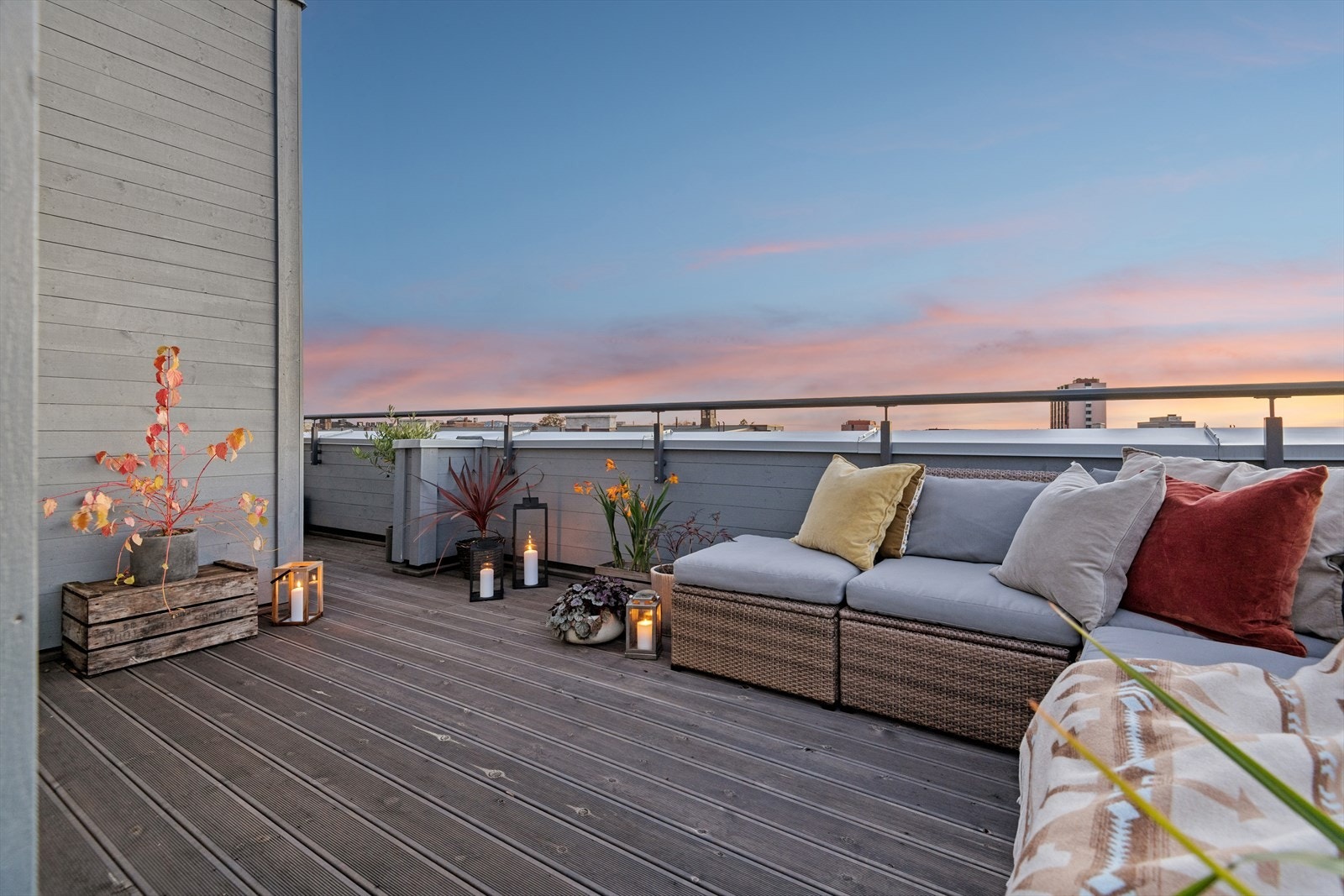 Stor, usjenert terrasse på 35 kvm med gode solforhold og flott utsikt. Galleribilde